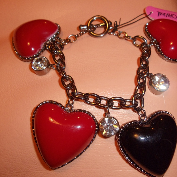 BETSEY JOHNSON LUCITE RESIN HEART CHARM BRACELET B - Picture 2 of 2